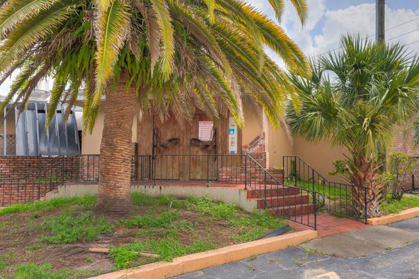 Restaurant With High Visibility: 1330 N Woodland Blvd, Deland, FL 32720